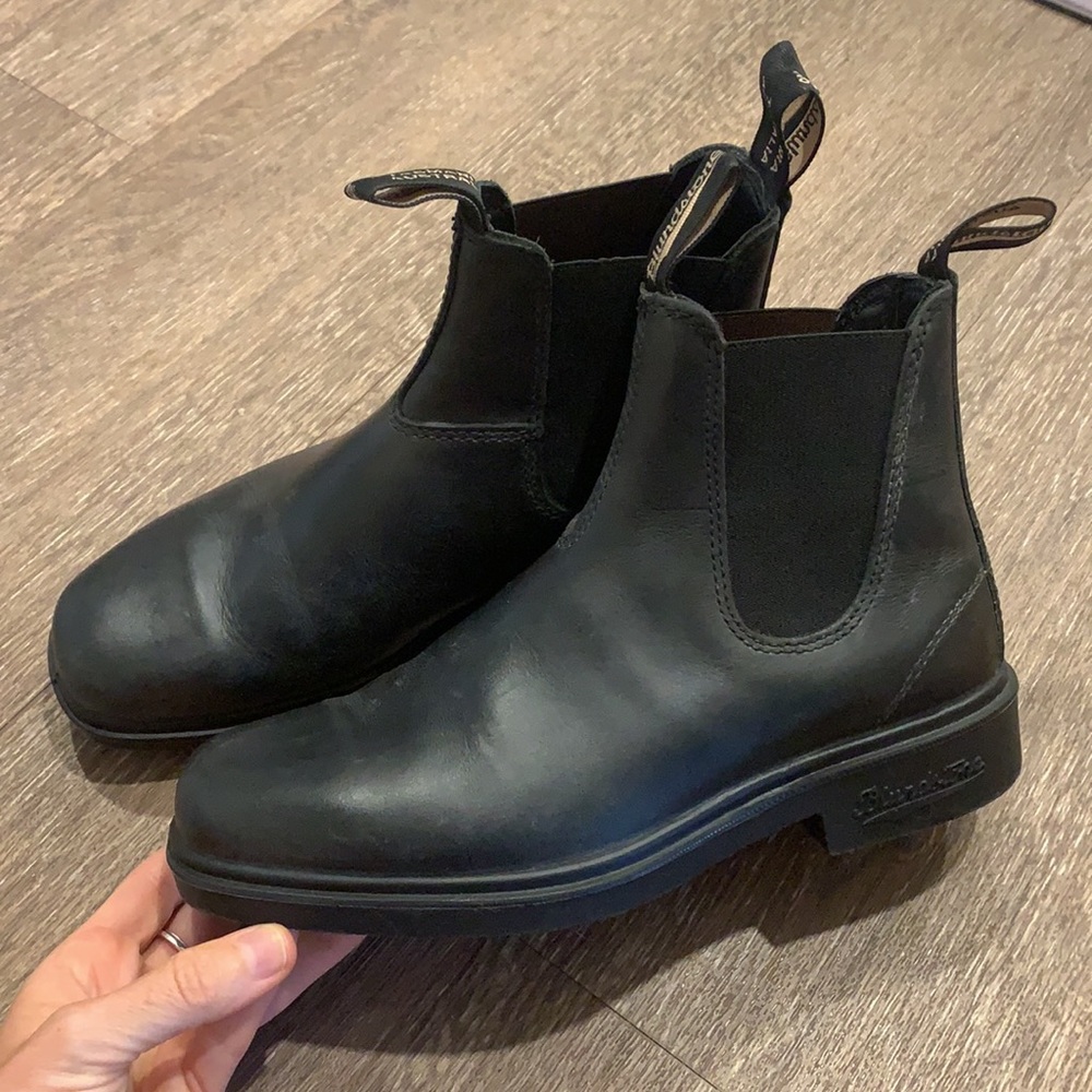 Blundstone boots size 8 (Blundstone size 5). Barely worn. Great condition.